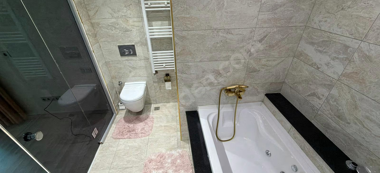 Mersin Mezitli Merkez Mahallesi 4+1 220 m² Doğalgaz Kombili Satılık Daire