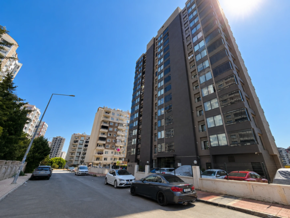 Merkez’de Havuzlu Ara Kat 2+1 Satılık Daire
