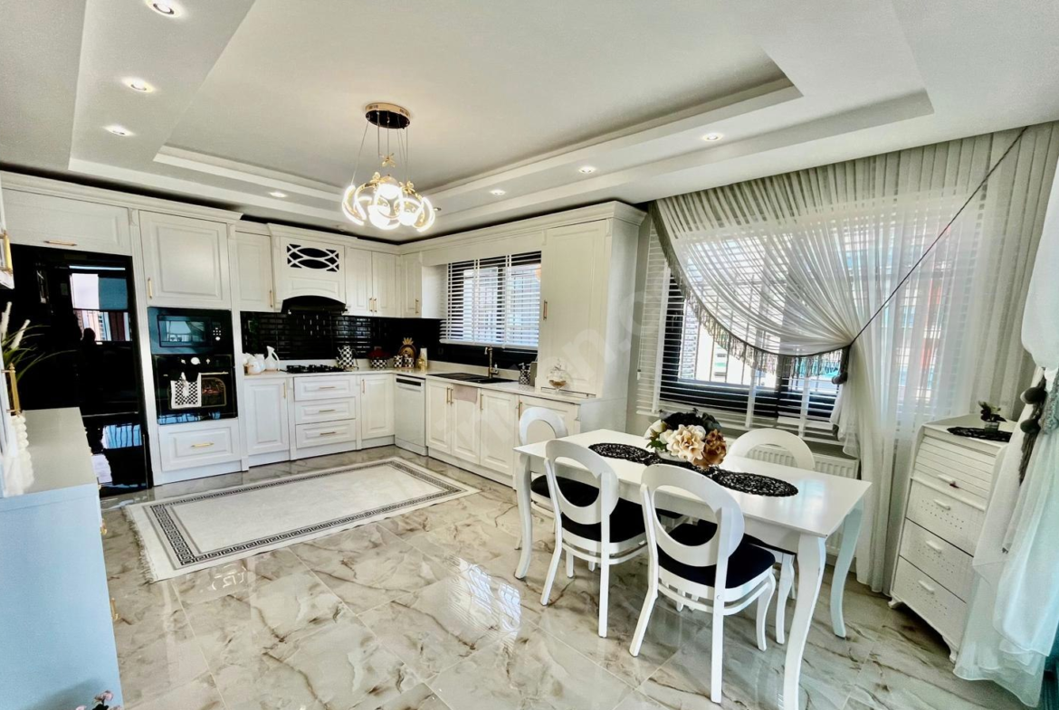 Mersin Mezitli Akdeniz Mahallesi 4+1 250 m² Doğalgaz Kombili Satılık Daire